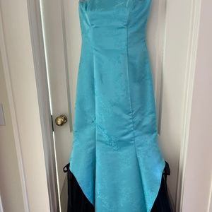 Best prom gown ever! Strapless and sexy, floor-length and flouncy !!!